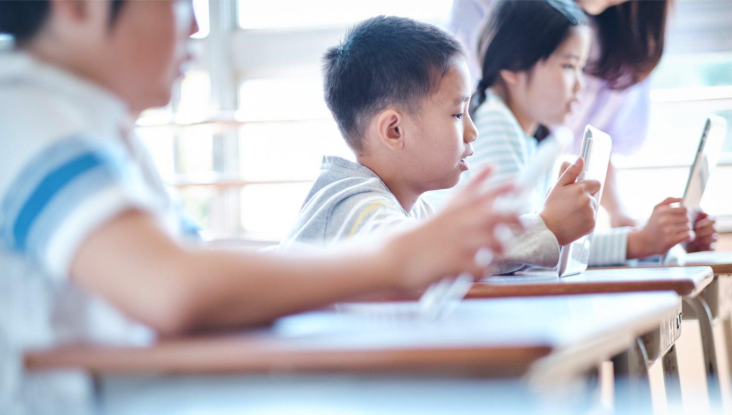 学校でタブレット端末を活用する効果は？ 導入理由や課題について解説