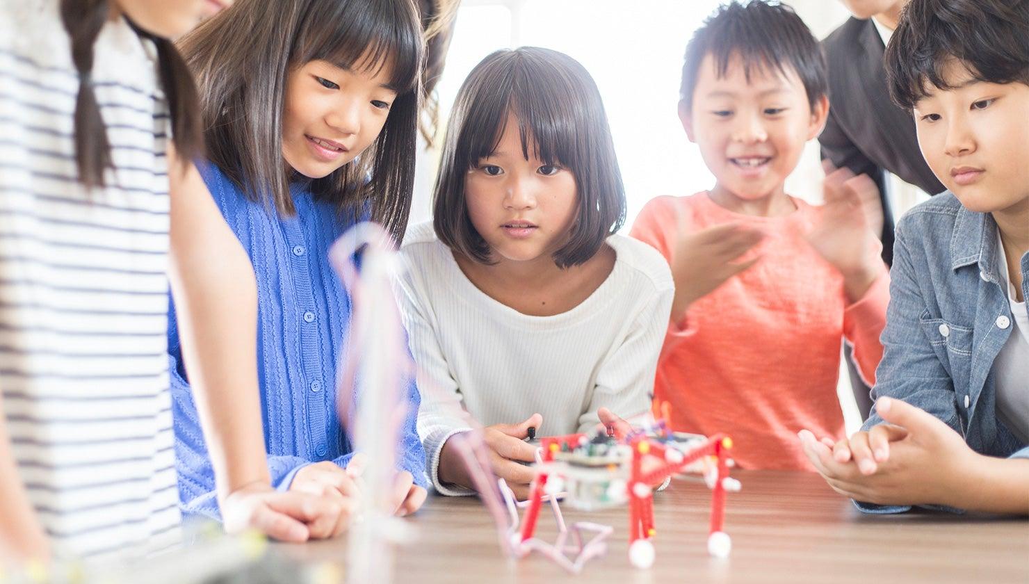 STEM教育とは？ 背景やSTEAM教育との違い、事例を解説