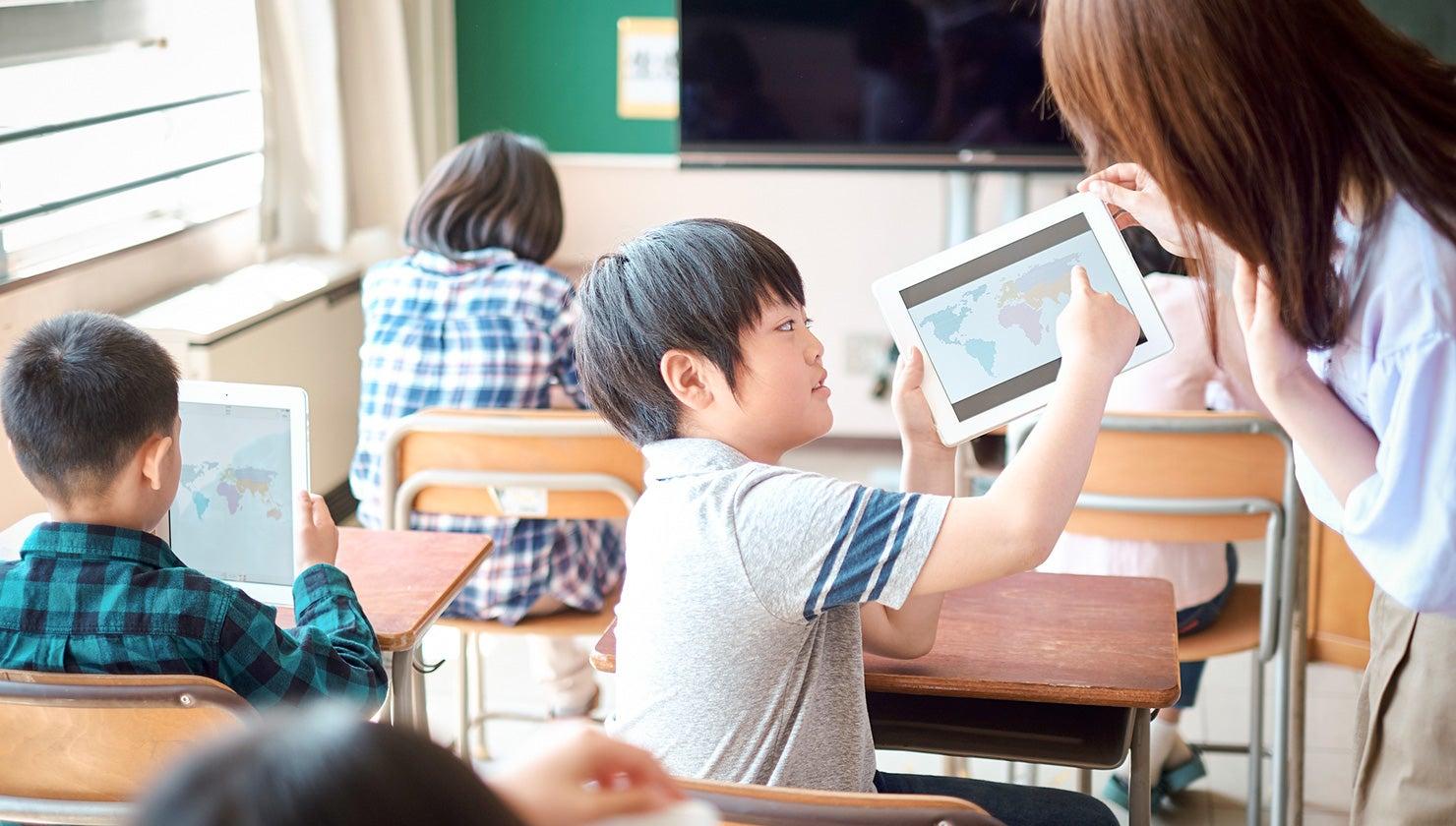 学校の授業にタブレット端末を導入する目的は？ メリットや具体事例を紹介