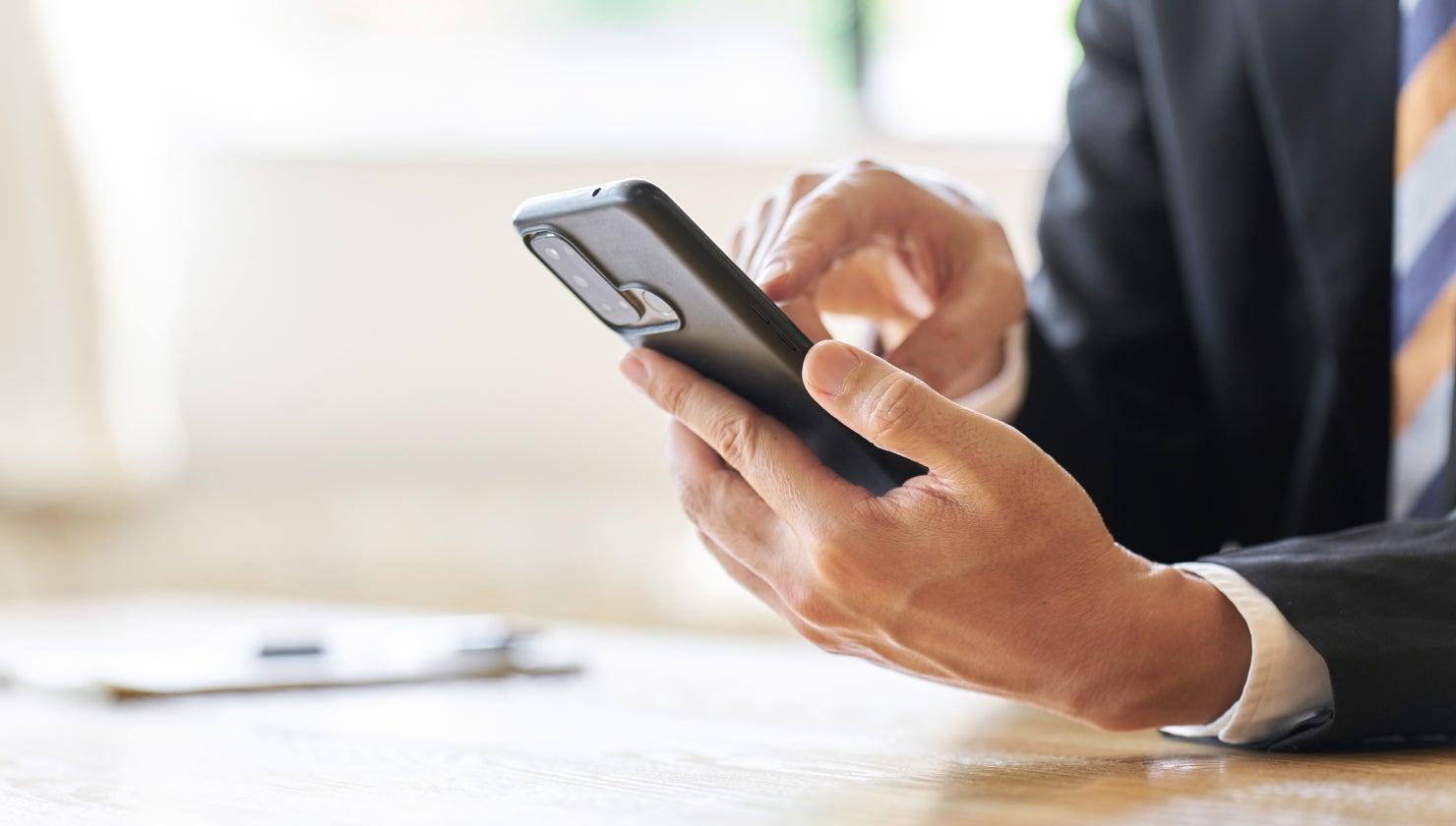 学校の写真データのセキュリティ対策は? 私用スマートフォンやUSBメモリのリスクと、安全な管理方法を紹介