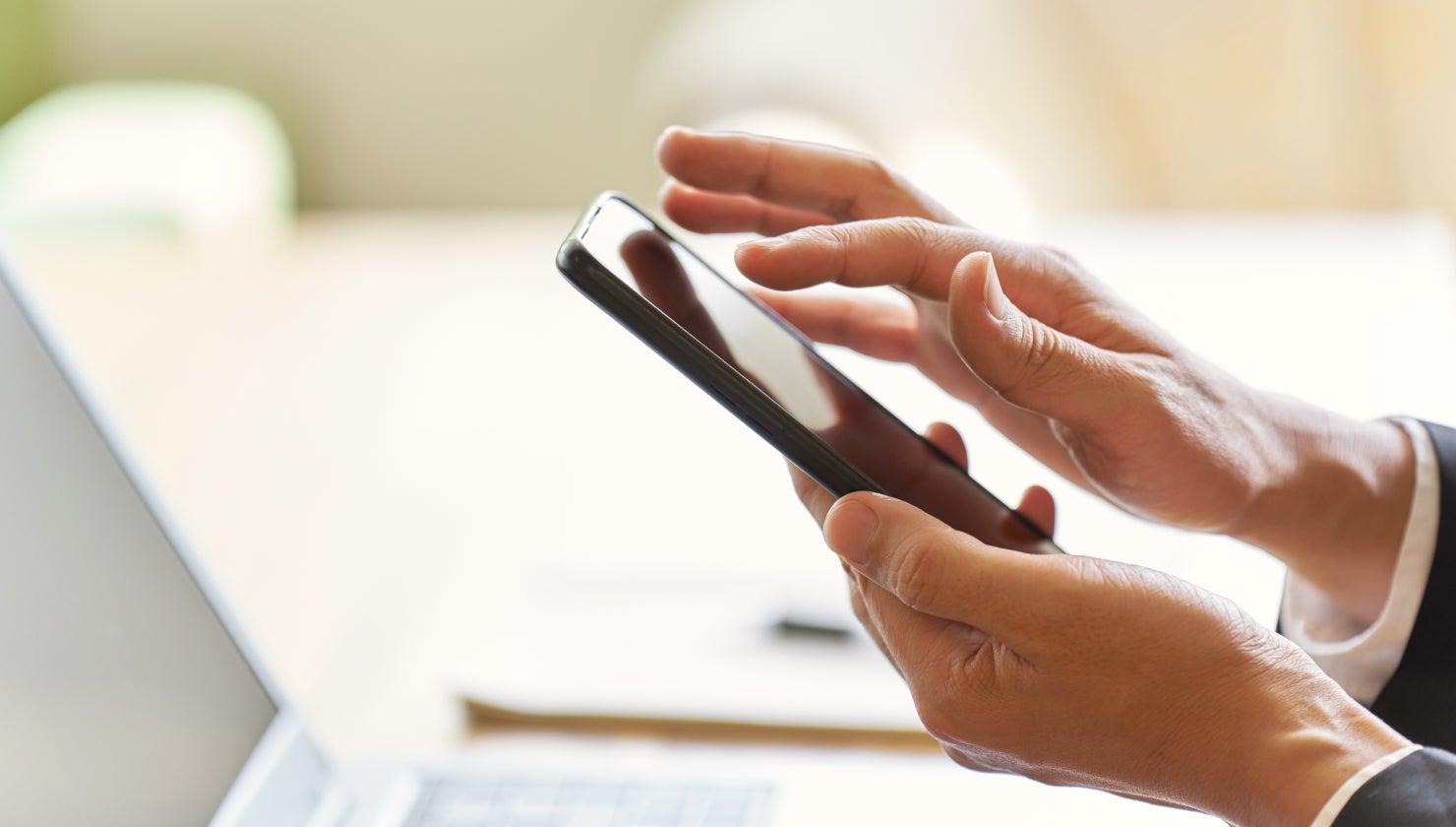 校務端末の写真の使い方や保存方法、情報漏えい・盗撮リスクを防ぐ安全な運用を紹介